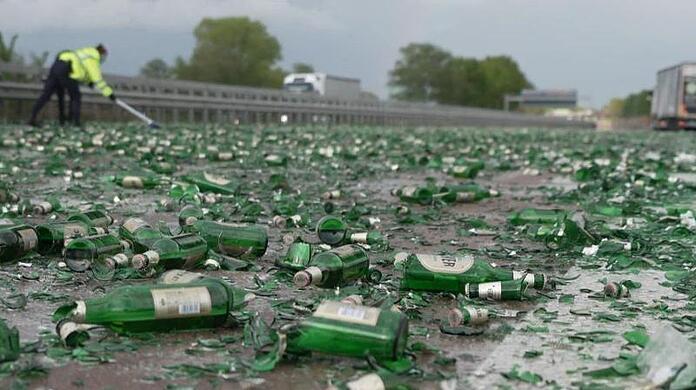Trauriger Anblick: Zerstörte Bierflaschen liegen auf der A1 in Richtung Bremen.