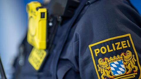 Der 20-Jährige griff die Polizisten an. (Symbolbild)