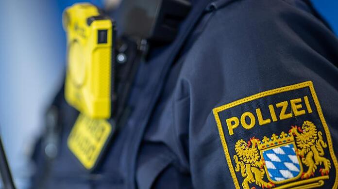 Der 20-Jährige griff die Polizisten an. (Symbolbild)