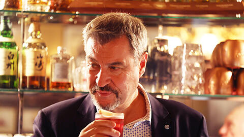 Der bayerische Ministerpräsident Markus Söder (CSU) verkostet die neueste Cocktail-Kreation der Pusser's Bar.