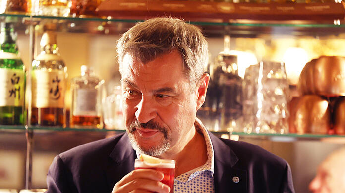 Der bayerische Ministerpräsident Markus Söder (CSU) verkostet die neueste Cocktail-Kreation der Pusser's Bar.