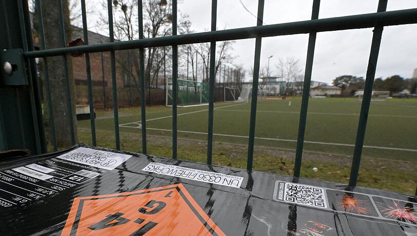 Ein zw&ouml;lfj&auml;hriger Junge ist in Potsdam auf einem Sportplatz vermutlich durch einen Kugelbomben-Blindg&auml;nger schwer verletzt worden.