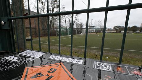 Ein zw&ouml;lfj&auml;hriger Junge ist in Potsdam auf einem Sportplatz vermutlich durch einen Kugelbomben-Blindg&auml;nger schwer verletzt worden.