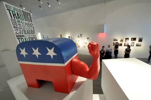 Kraftmeierndes Design: Der &bdquo;Arnifant&ldquo; von Eva-Maria Breitenfeld blickt auf die Wundertütenwelt der Kunstakademie-Studenten im Neuen Museum.