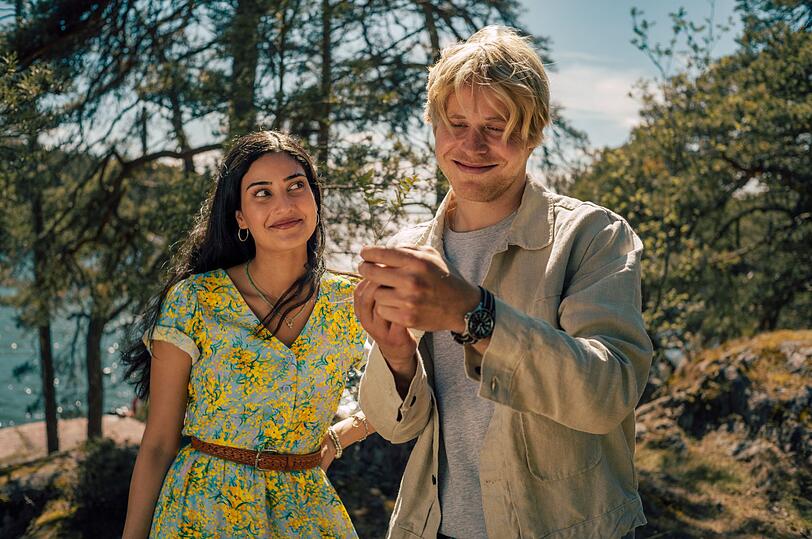 Jonas (Karl Schaper) und Sofia (Sogol Faghani) haben beide eine komplizierte Vergangenheit. Trotzdem kommen sie sich in "Inga Lindström: Rezept für die Liebe" näher. Jonas (Karl Schaper) und Sofia (Sogol Faghani) haben beide eine komplizierte Vergangenheit. Trotzdem kommen sie sich in "Inga Lindström: Rezept für die Liebe" näher.