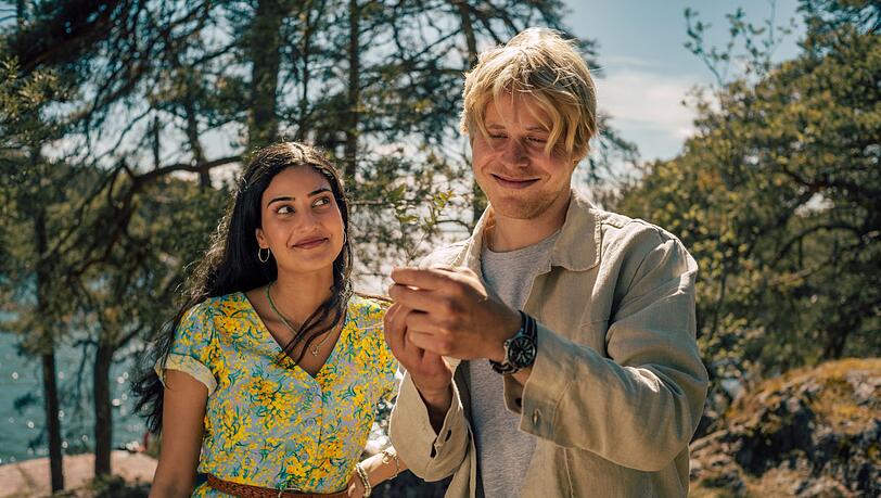 Jonas (Karl Schaper) und Sofia (Sogol Faghani) haben beide eine komplizierte Vergangenheit. Trotzdem kommen sie sich in "Inga Lindström: Rezept für die Liebe" näher. Jonas (Karl Schaper) und Sofia (Sogol Faghani) haben beide eine komplizierte Vergangenheit. Trotzdem kommen sie sich in "Inga Lindström: Rezept für die Liebe" näher.