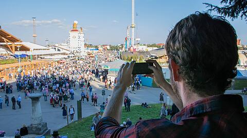 Am Samstag startet das Oktoberfest. Unter bestimmten Voraussetzungen k&ouml;nnen Wiesn-Aufnahmen und zwei gesch&uuml;tzen Begriffe teuer werden. Die Stadt greift heuer streng durch.