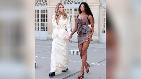 Beeindruckender Auftritt: Heidi Klum (l.) und ihre j&uuml;ngere Tochter Lou bei der Paris Fashion Week.