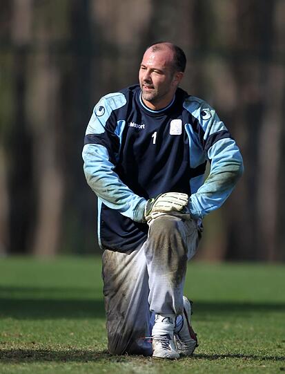 Auf dem Trainingsplatz wird derweil trainiert. Hier Gabor Kiraly beim Torwarttraining.