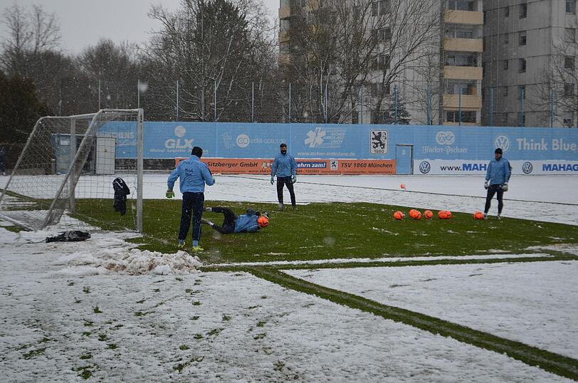 Die Löwen im Schnee: Der TSV 1860 musste am Freitag vor Beginn des Trainingslagers auf weißem - und nicht wie gewohnt auf grünem - Untergrund trainieren.