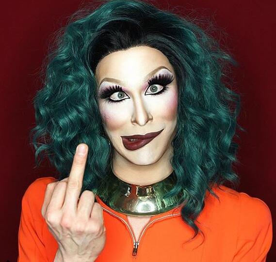Alexis mit ihrer Drag-Maske