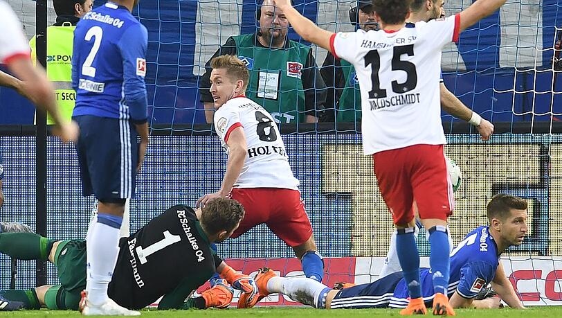 Sie können doch noch gewinnen! Der Hamburger SV schlägt den FC Schalke 04 und darf wieder vom Klassenerhalt träumen. Sie können doch noch gewinnen! Der Hamburger SV schlägt den FC Schalke 04 und darf wieder vom Klassenerhalt träumen.