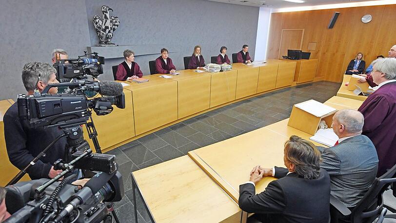 Der sechste Zivilsenat beim Bundesgerichtshof (BGH) in Karlsruhe, Ulrike Müller (l-r), Thomas Offenloch, Vera von Pentz (Vorsitz), Stefanie Roloff und Peter Allgayer, eröffnet die Verhandlung.