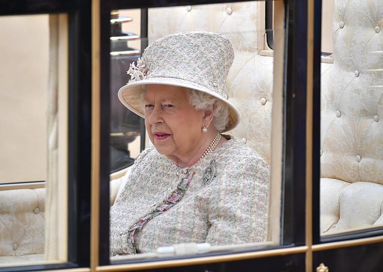 Königin Elisabeth II. fährt in einer Kutsche zu dem Spektakel der Horse Guards Parade in der Nähe des Buckingham-Palastes. Mit der Militärparade "Trooping the Colour" feiert die britische Königin am Samstag in London ihren 93. Geburtstag