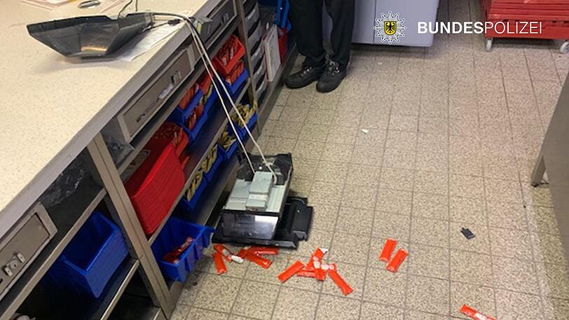 Die Burger-King-Kasse nach der Randale.