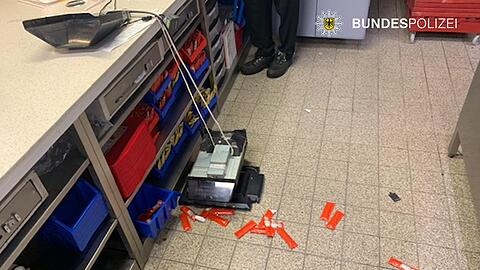 Die Burger-King-Kasse nach der Randale.