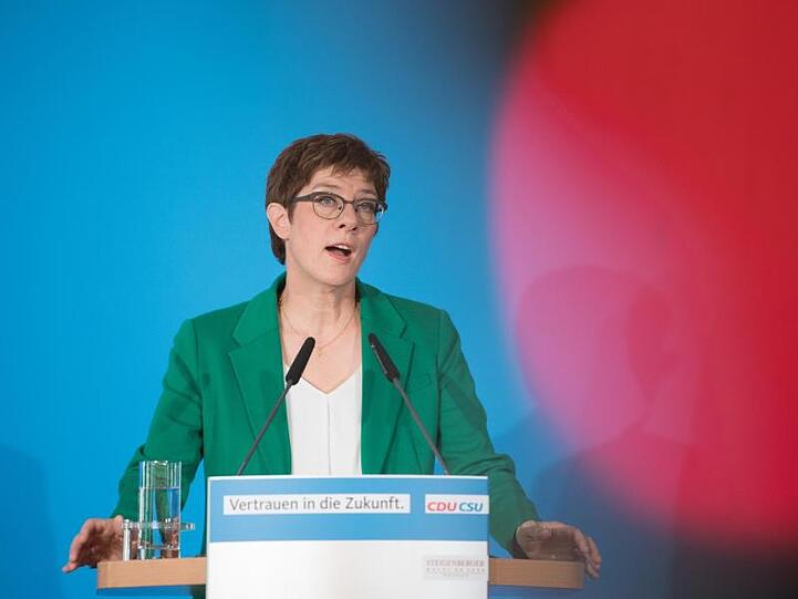 Annegret Kramp-Karrenbauer spricht zum Abschluss der Klausur der Präsidien von CDU und CSU in Dresden.