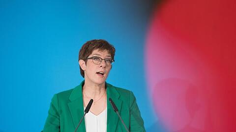 Annegret Kramp-Karrenbauer spricht zum Abschluss der Klausur der Präsidien von CDU und CSU in Dresden.