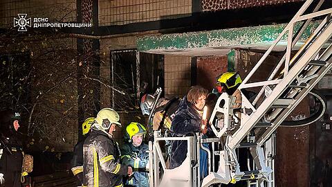 Bei dem Drohneneinschlag in einem mehrstöckigen Wohnhaus in Dnipro verloren zahlreiche Menschen ihre Wohnungen.