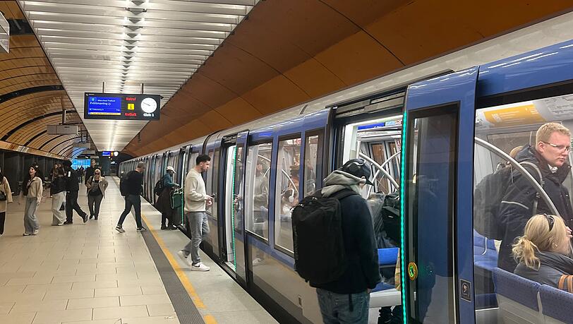 Auch auf der Linie U6 fahren am Marienplatz vereinzelt U-Bahnen. Auch auf der Linie U6 fahren am Marienplatz vereinzelt U-Bahnen.