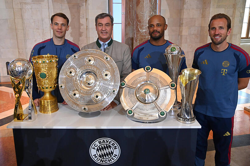 Kane mit (v.l.) Manuel Neuer, Ministerpräsident Markus Söder und Trainer Vincent Kompany. Kane mit (v.l.) Manuel Neuer, Ministerpräsident Markus Söder und Trainer Vincent Kompany.