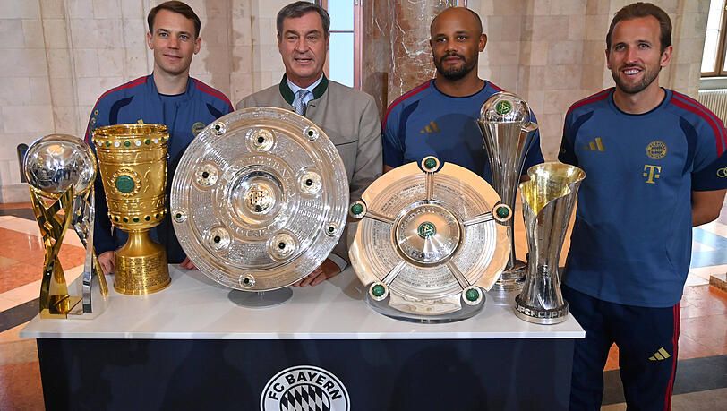 Kane mit (v.l.) Manuel Neuer, Ministerpr&auml;sident Markus S&ouml;der und Trainer Vincent Kompany.