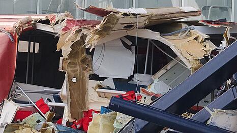 Wie hoch der Gesamtschaden nach dem Unfall ist, war zun&auml;chst unklar.