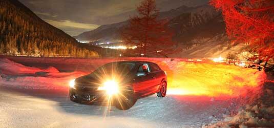 Harte Testbedingungen: Die ADAC-Experten in Eis und Schnee.