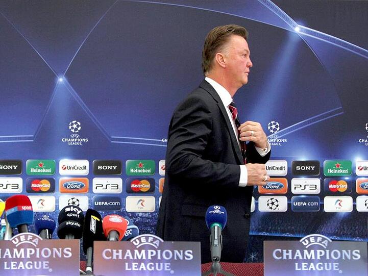 Louis van Gaal beim Verlassen der Pressekonferenz, in der er Hoeneß gekontert hatte.
