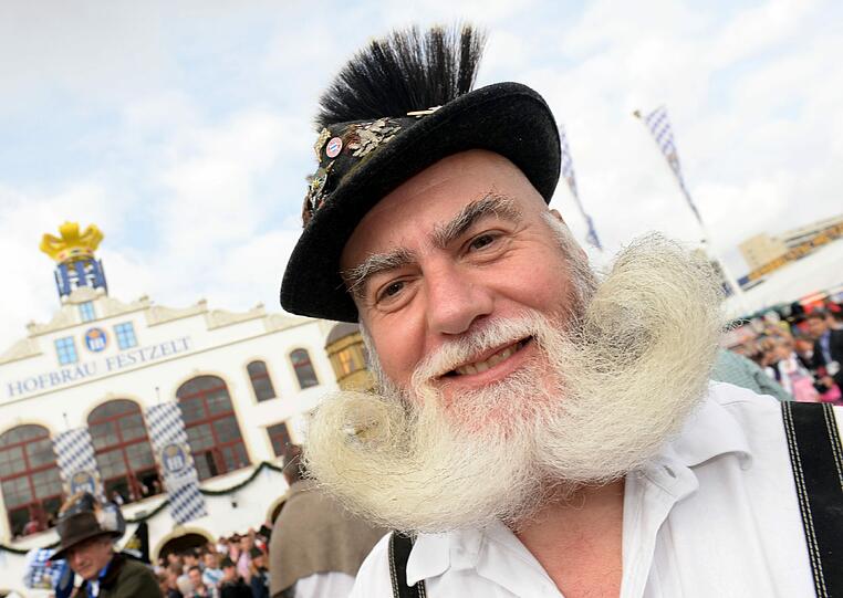 Der Besucherandrang ist enorm, die Stimmung ist mehr als ausgelassen. Die Impressionen vom ersten Wiesn-Tag.
