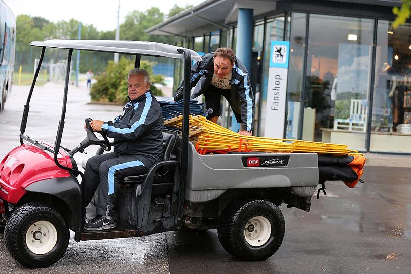 Zeugwart Wolfgang Fendt und Betreuer Martin Bernhard.