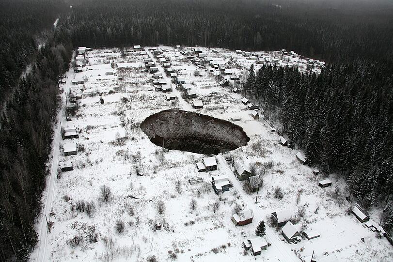 Gigantischer Krater in Perm in Russland: Ein Erdloch droht ganze Häuser zu verschlucken.