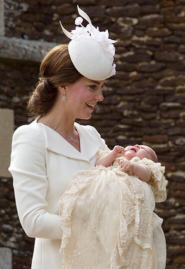 Kate und William haben am Sonntag ihre Tochter Charlotte in Norfolk taufen lassen. Auch der kleine Prinz George war mit dabei. Die Bilder.