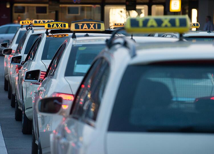 Taxifahrern ist einer Umfrage zufolge für viele Menschen immer noch zu teuer.