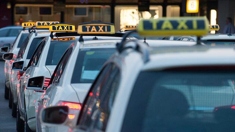 Taxifahrern ist einer Umfrage zufolge für viele Menschen immer noch zu teuer. Taxifahrern ist einer Umfrage zufolge für viele Menschen immer noch zu teuer.