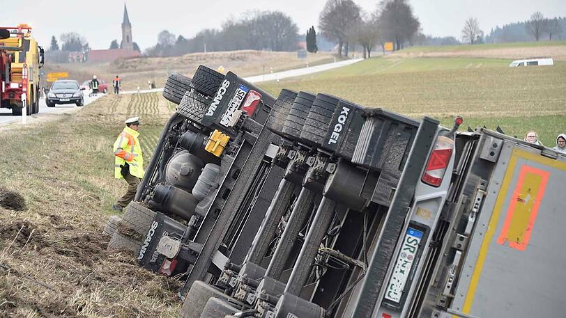 Bei Gammelsdorf ist am Dienstag ein 40-Tonner umgekippt.