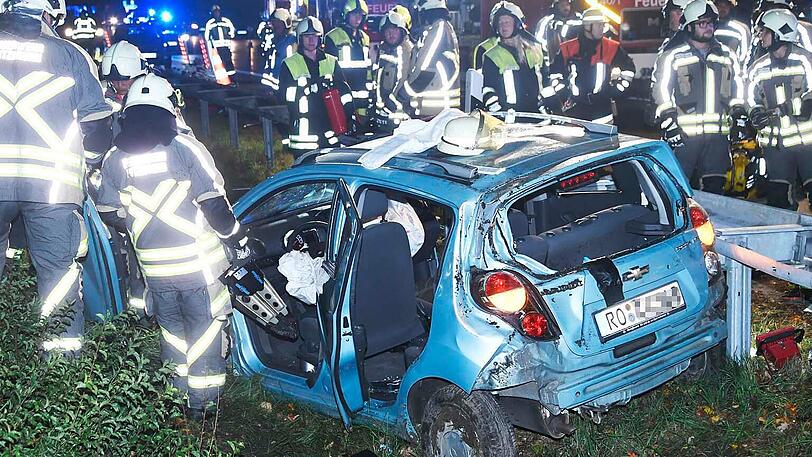 Die beiden schwer verletzten Frauen waren im Fahrzeug eingeklemmt. Die Feuerwehr musste sie befreien.