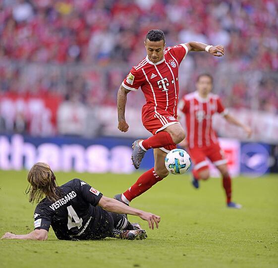 Thiago: Note 2- Hatte beim Einlaufen der Teams seinen Sohn Gabriel auf dem Arm. Guter Chip-Pass in den Lauf von Müller. Sehr kreativ als Ideen- und Taktgeber im offensiven Mittelfeld. Kam im Laufe der Partie auf Touren, staubte in Mittelstürmer-Position zum 3:1 ab (51.).