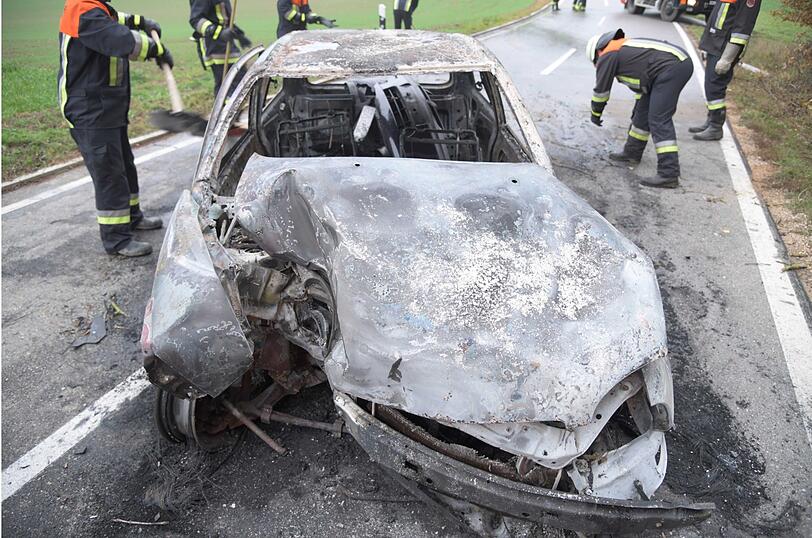 Eine Frau ist am Sonntagmittag mit ihrem Corsa gegen einen Baum gerast. Die Schwerverletzte konnte sich gerade noch befreien, ihr Fahrzeug brannte komplett aus.