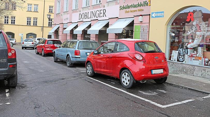 Die vier Längsparkplätze vor dem Einrichtungshaus "Doblinger" werden durch Fahrradständer ersetzt. Dadurch soll es an dieser Stelle auch weniger eng für durchfahrende Autos werden.