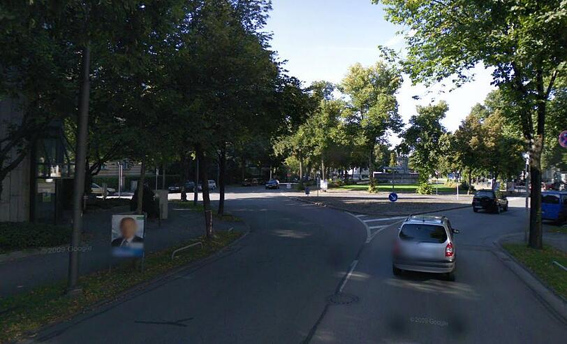 An der Herzog-Heinrich-Straße müssen Radler mit den Autos auf der Straße fahren. Rechts und links sind Gehwege.