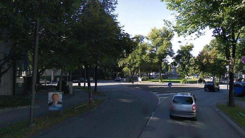 An der Herzog-Heinrich-Straße müssen Radler mit den Autos auf der Straße fahren. Rechts und links sind Gehwege. An der Herzog-Heinrich-Straße müssen Radler mit den Autos auf der Straße fahren. Rechts und links sind Gehwege.