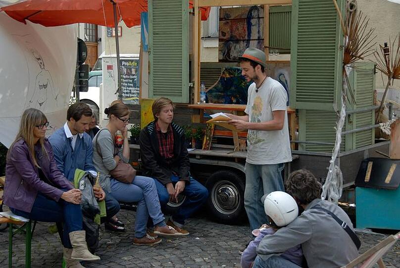Dichterlesungen finden überall im Viertel statt und laden zum Verweilen ein.