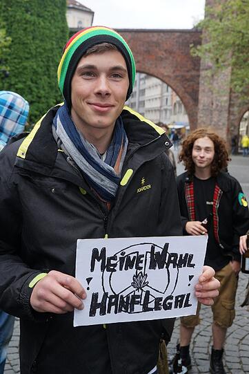 Etwa 200 Menschen demonstrieren am Sendlinger-Tor-Platz für die Legalisierung von Marihuana.