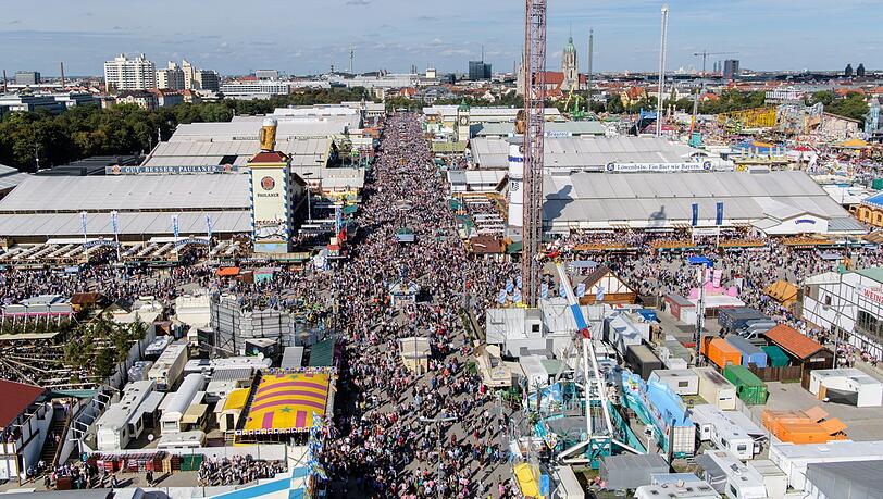"Unser Ziel ist es, damit den guten Namen des Oktoberfests als einmalige ursprüngliche Münchner Veranstaltung zu schützen", heißt es im Wirtschaftsreferat der Stadt München. "Unser Ziel ist es, damit den guten Namen des Oktoberfests als einmalige ursprüngliche Münchner Veranstaltung zu schützen", heißt es im Wirtschaftsreferat der Stadt München.
