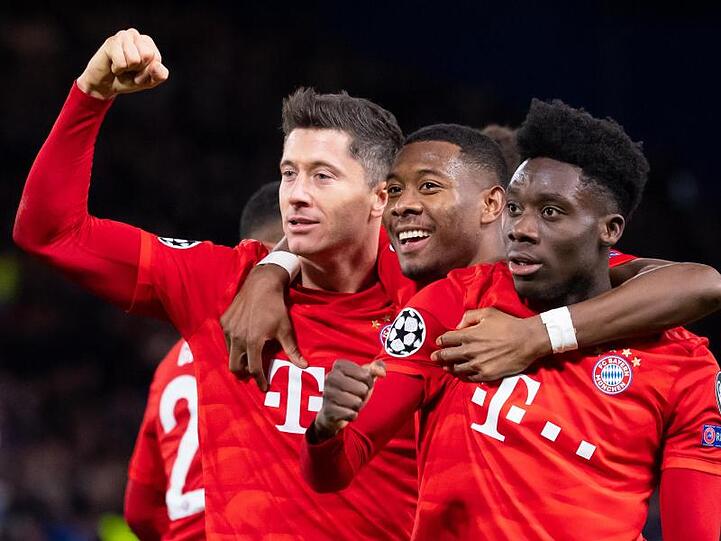 Bayerns Hoffnungen im Sturm liegen wieder auf Robert Lewandowski (l).