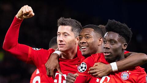 Bayerns Hoffnungen im Sturm liegen wieder auf Robert Lewandowski (l).