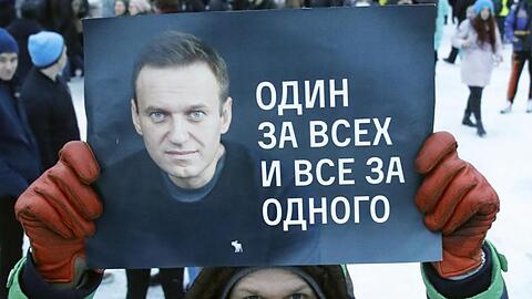 "Einer für alle und alle für einen": Ein Demonstrant in St. Petersburg mit einem Plakat, auf dem das Konterfei von Alexej Nawalny zu sehen ist.