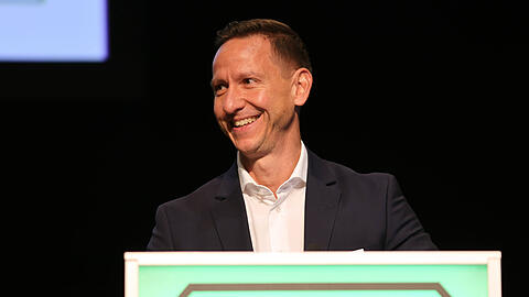 Finanz-Geschäftsführer Pfeifer begann mit einem "Sparwitz".