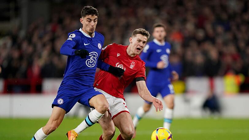 Kai Havertz (l) und der FC Chelsea kamen nicht über ein 1:1 bei Nottingham Forest hinaus.